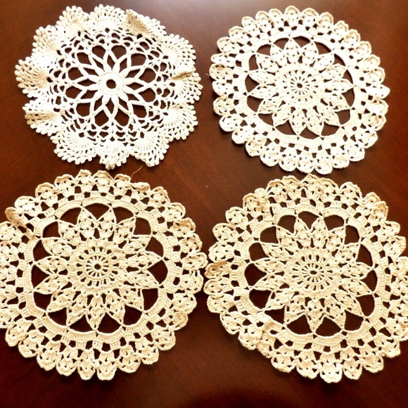 VTG lot of 4 Table Doily Lace Center Mat Dresser hand crochet Beige Cream - Picture 1 of 7